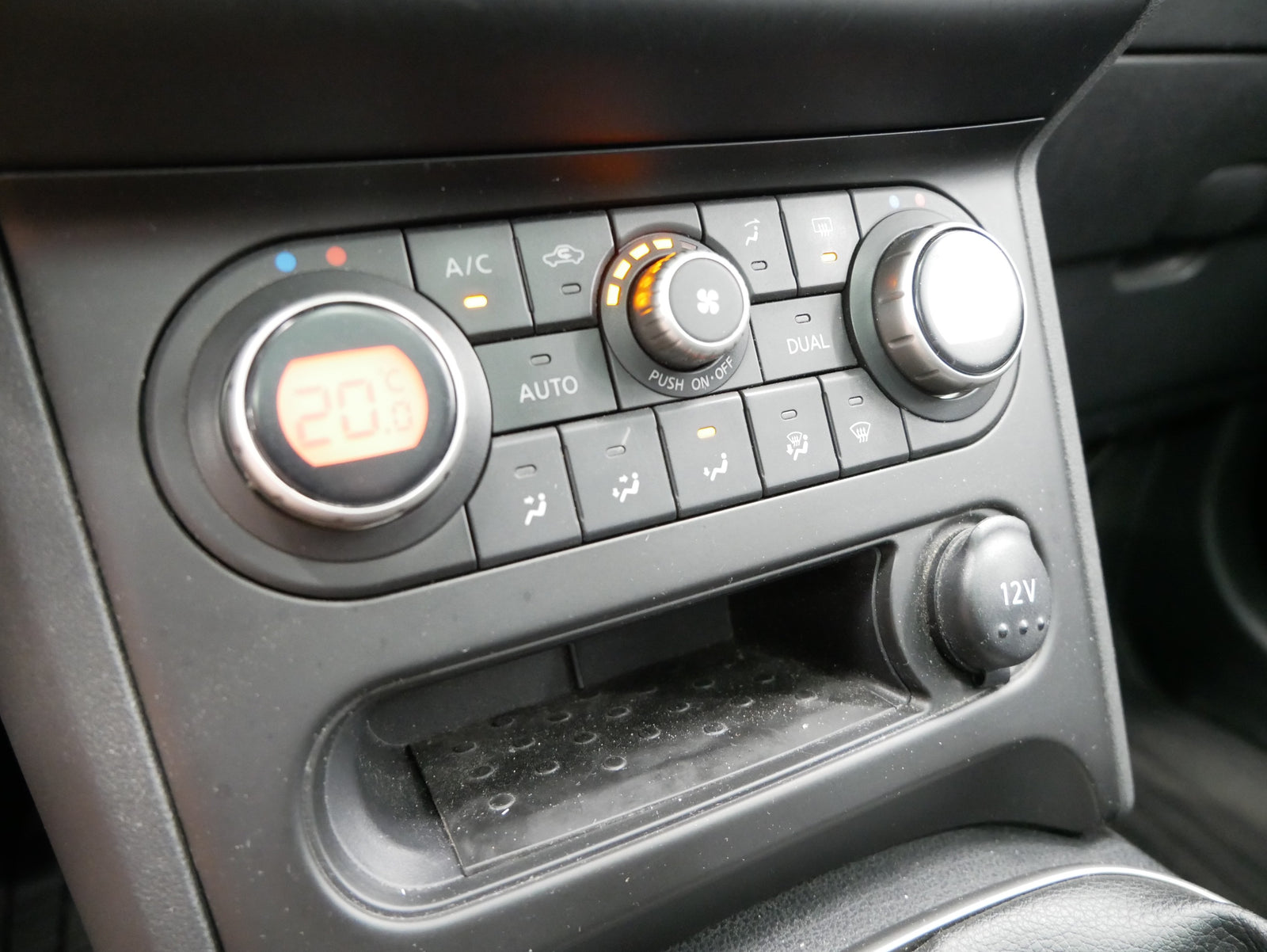 Nissan Qashqai 2.0 dCi 110 kW 4x4 Tekna – foto 19