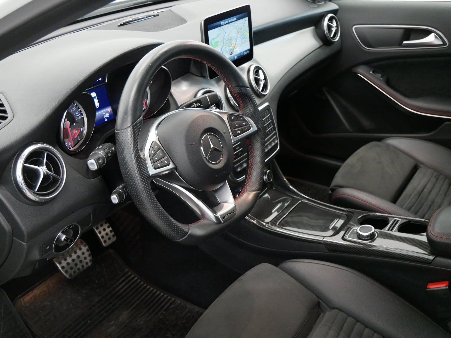 Mercedes-Benz GLA 220 D 4MATIC AMG paket