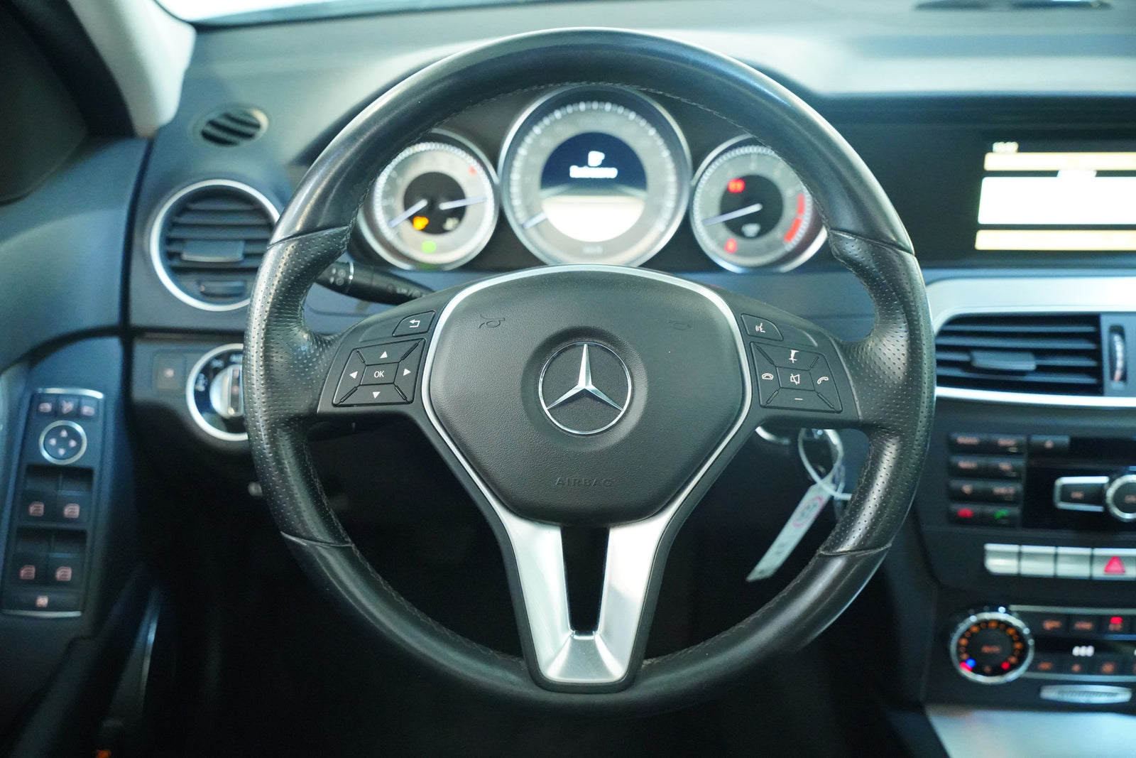 Mercedes-Benz Třídy C 180 CGI 115 kW Avantgarde – foto 19