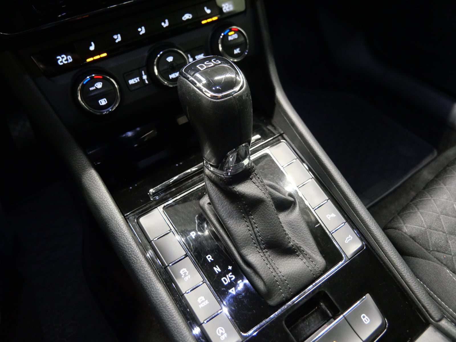Škoda Superb 2.0 TDI 140 kW Style – foto 19