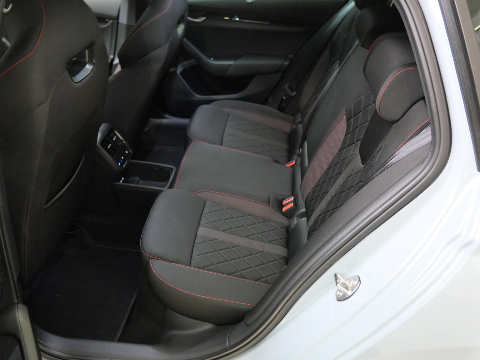 Škoda Octavia 2.0 TSI 195 kW DSG RS – foto 23
