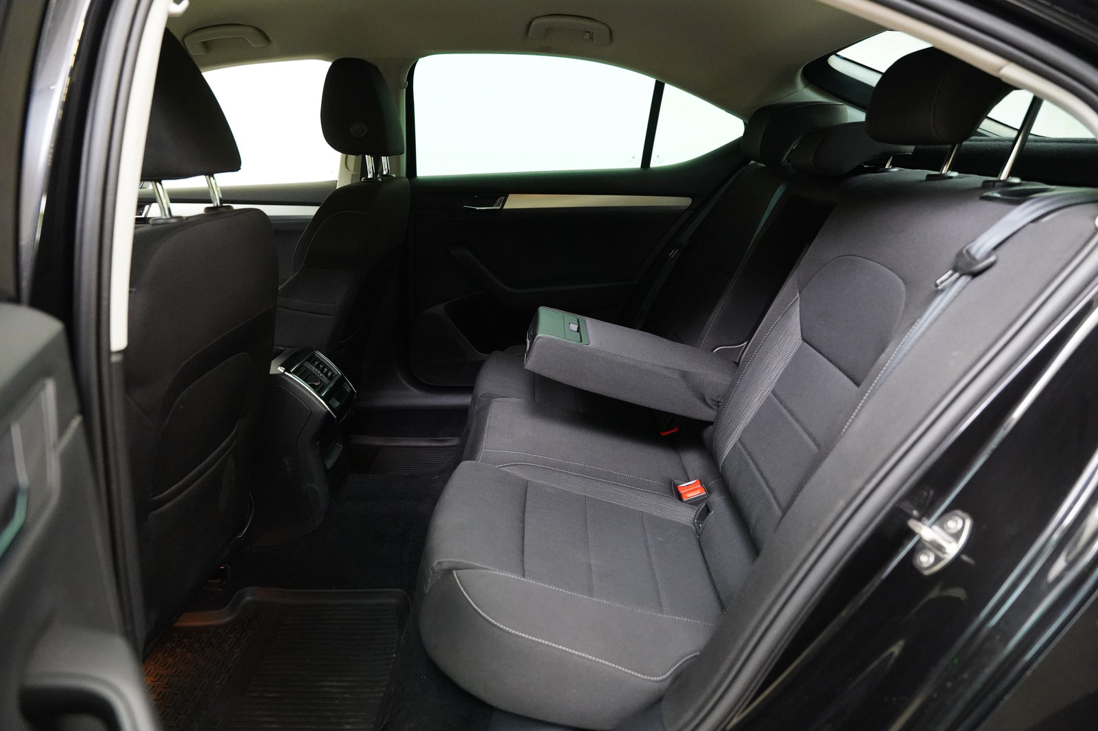 Škoda Superb 2.0 TDI 110kW Ambition – foto 24