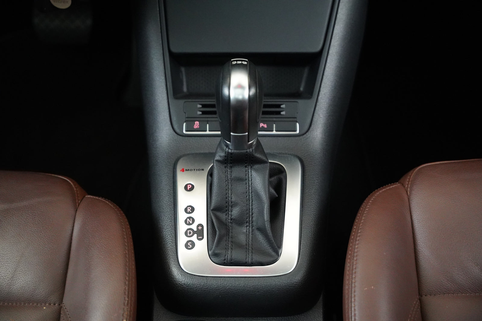 Volkswagen Tiguan 2.0 TSI 155 kW DSG 4x4 Sport – foto 24
