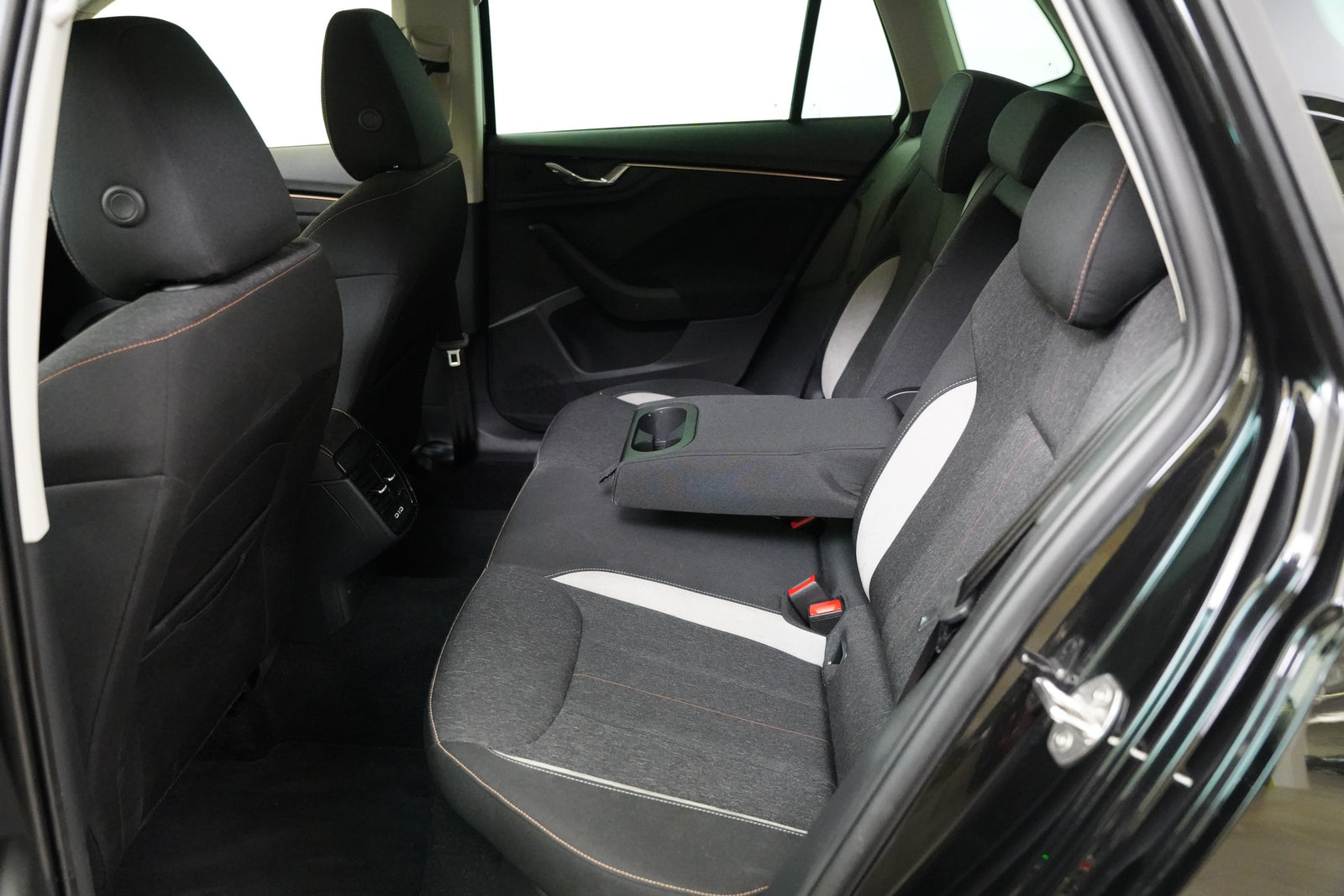 Škoda Kamiq 1.0 TSI 85kW DSG Top Selection – foto 24