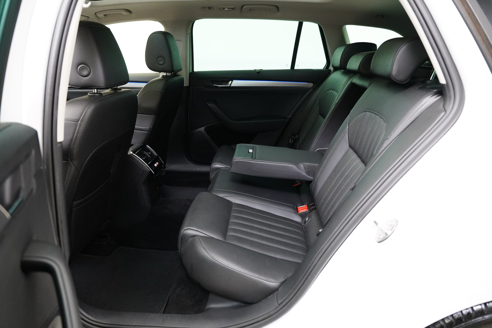 Škoda Superb 2.0 TDI 140 kW Style – foto 25
