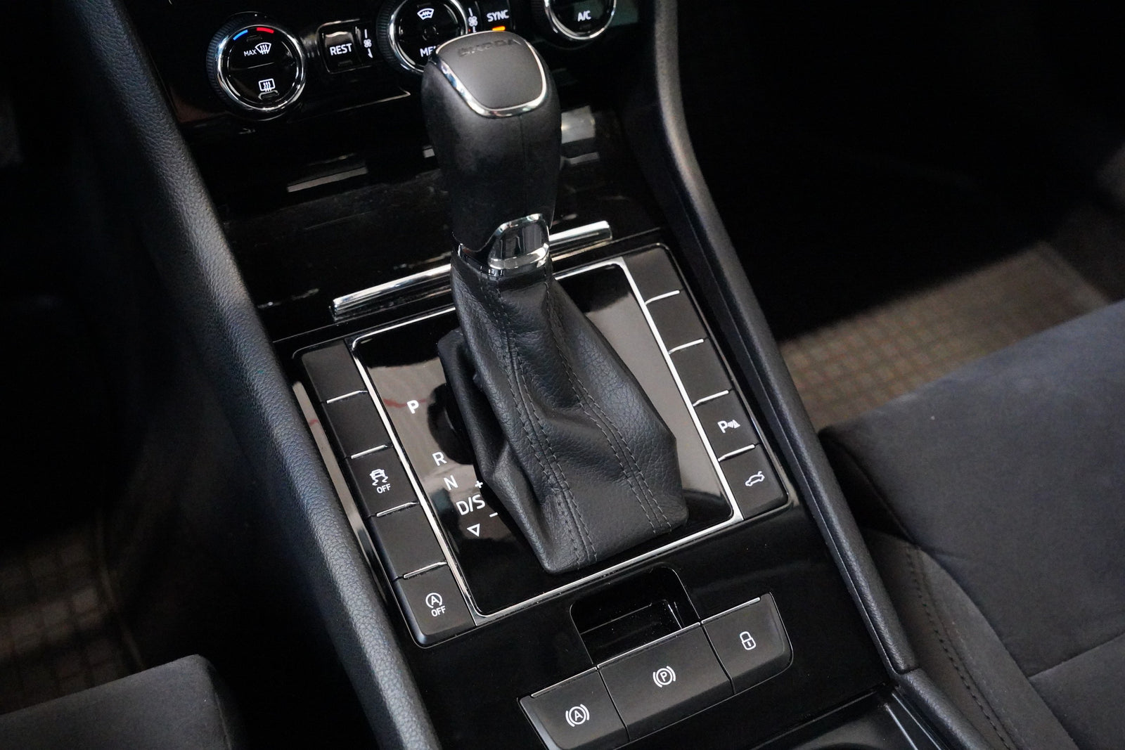 Škoda Superb 2.0 TDI 140 kW DSG Style Plus – foto 25