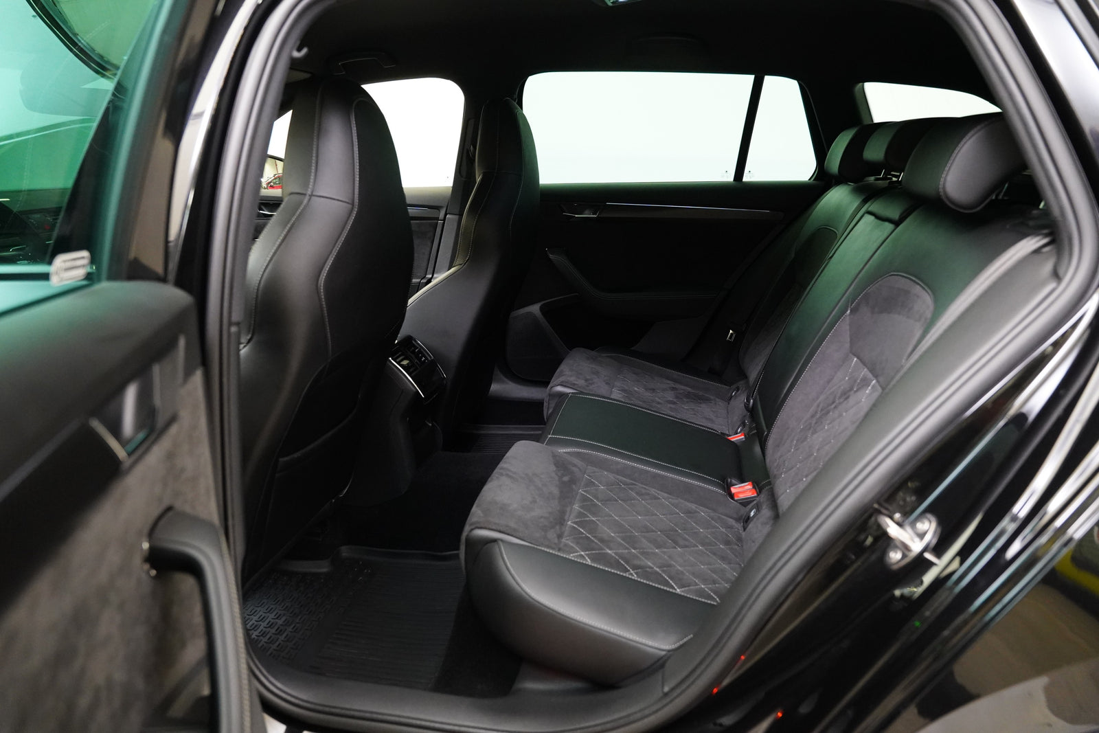 Škoda Superb SportLine 2.0 TSI 140 kW DSG – foto 26