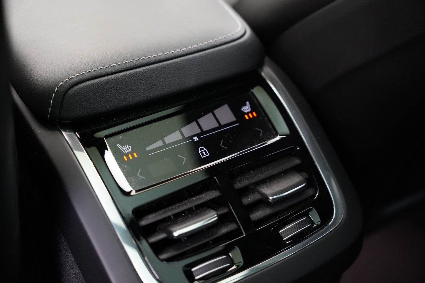 Volvo XC60 B4 145 kW AWD R-Design