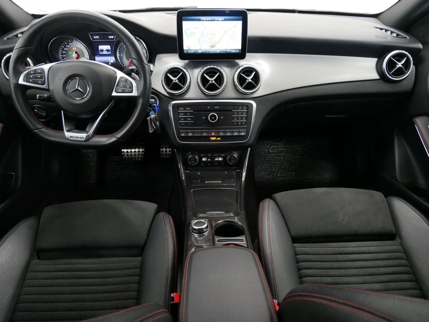 Mercedes-Benz GLA 220 D 4MATIC AMG paket