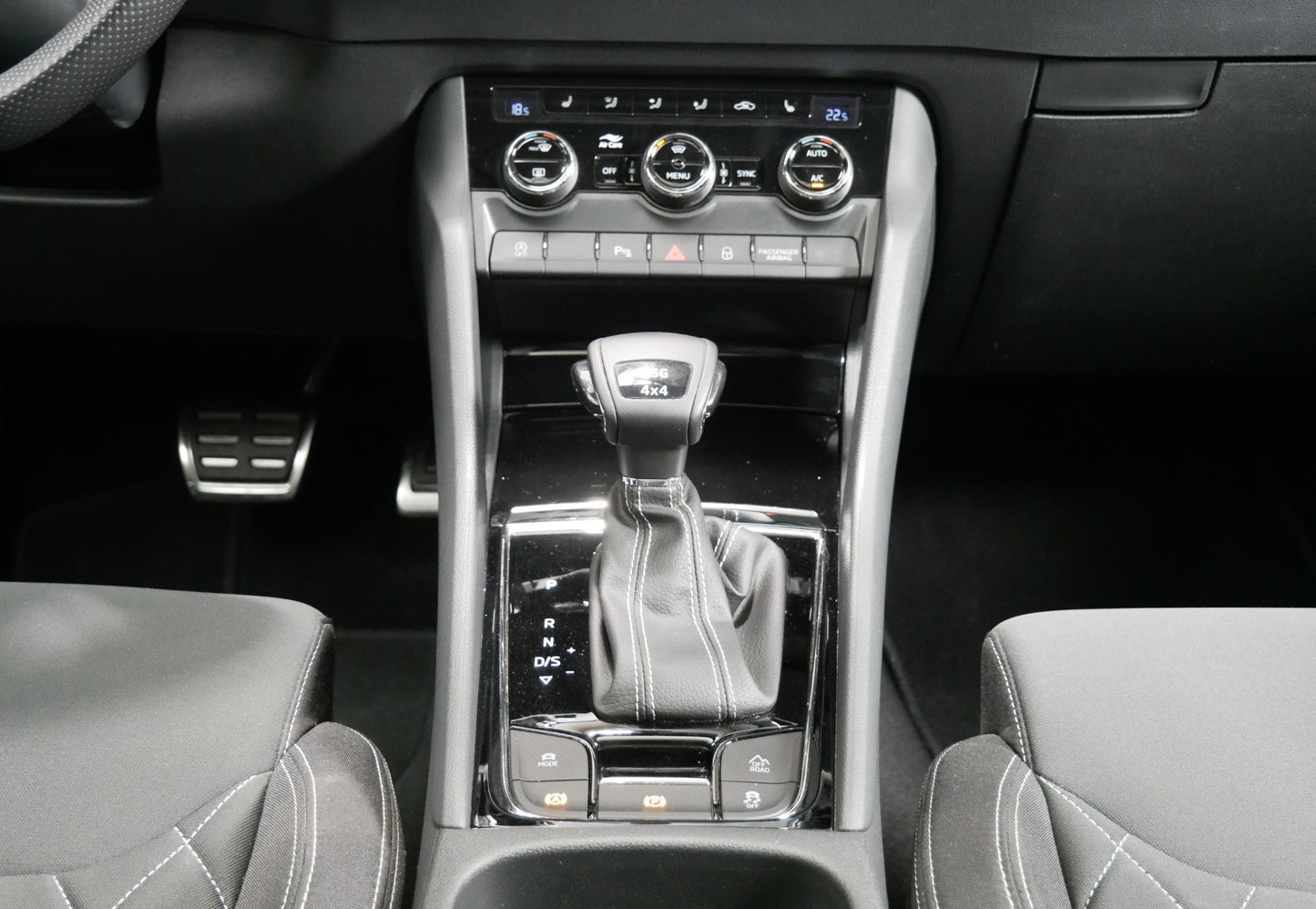 Škoda Karoq 2.0 TDI/110kW/DSG/4x4/SPORTLINE+/PANO/TAŽNÉ/CZ/DPH