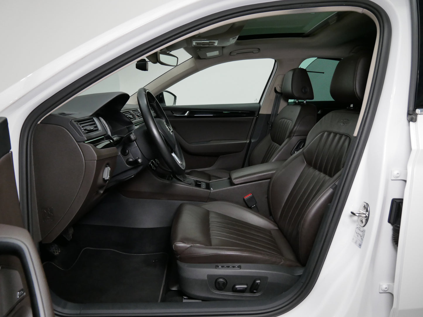 Škoda Superb 2.0 TDI/110 kW/L&K/PANO/DCC/CZ/NAVI/BI-XENONY/CANT