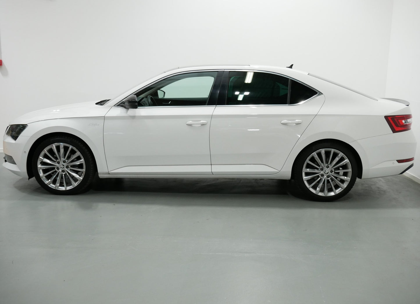 Škoda Superb 2.0 TDI/110 kW/L&K/PANO/DCC/CZ/NAVI/BI-XENONY/CANT