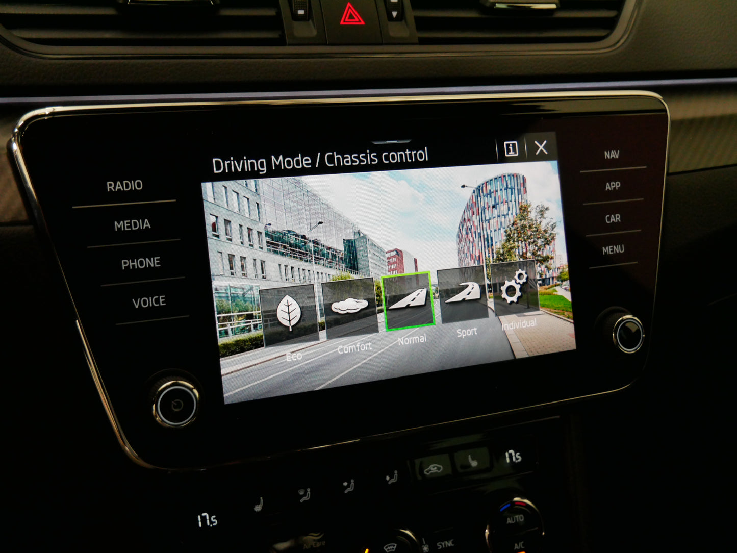 Škoda Superb 2.0 TDI/110kW/DSG/SPORTLINE/TAŽNÉ/MATRIX
