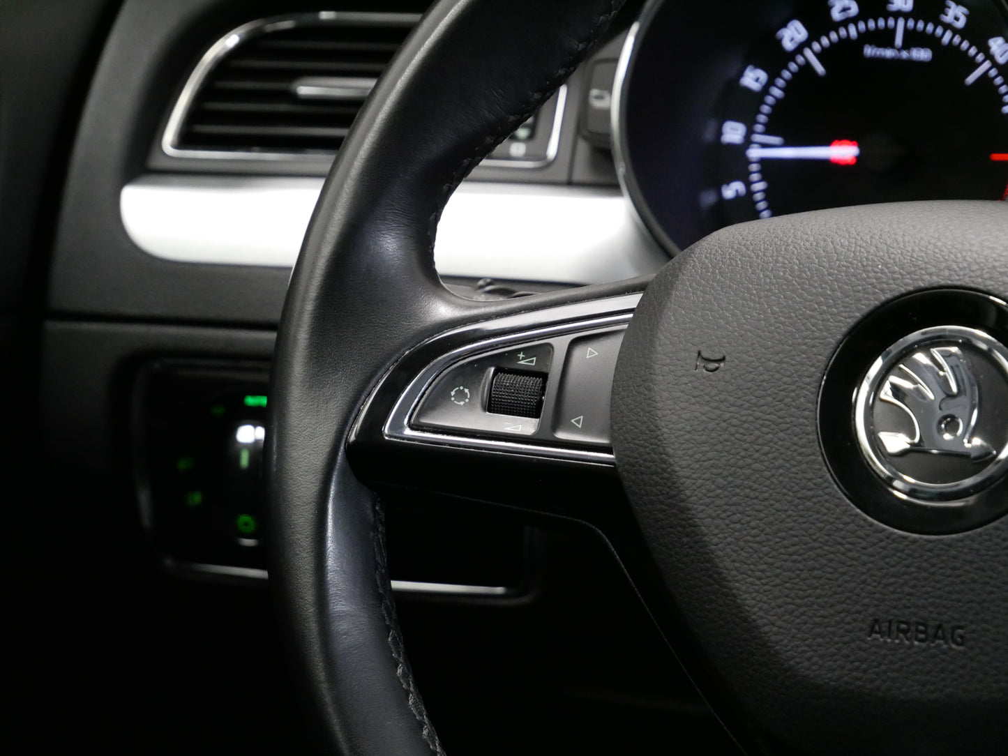Škoda Superb 2.0 TDI/125 kW/DSG/XENONY/NAVIGACE/17"ALU