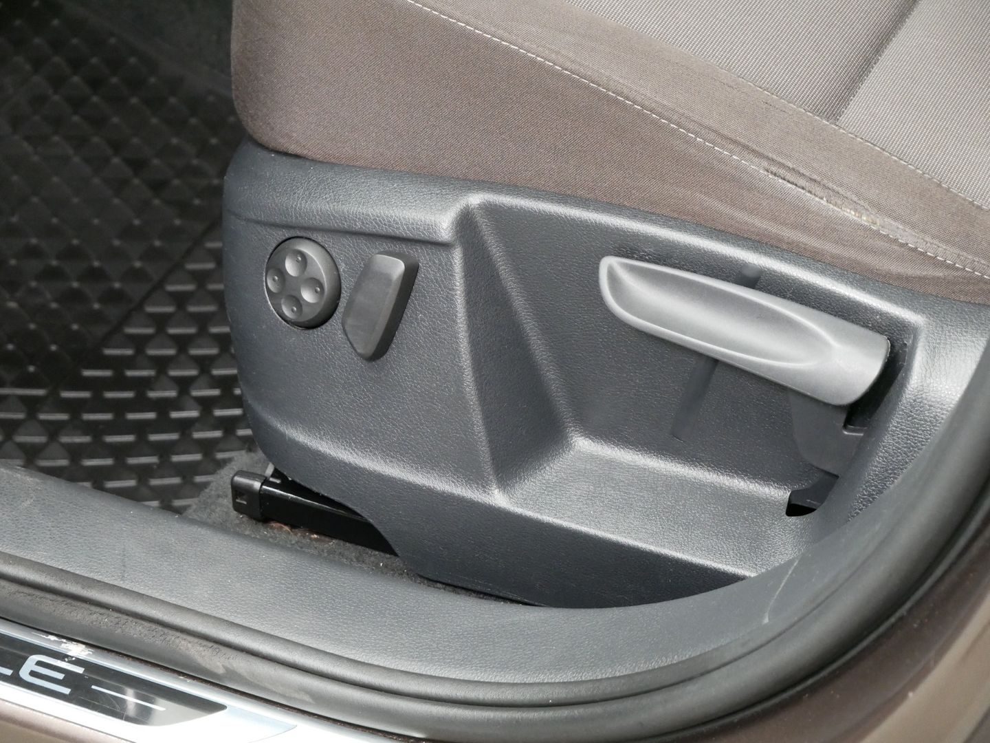 Volkswagen Sharan 2.0 TDI/125kW/DSG/DYNAUDIO/NAVI/EL.VÍKO+DVEŘE/NAVI