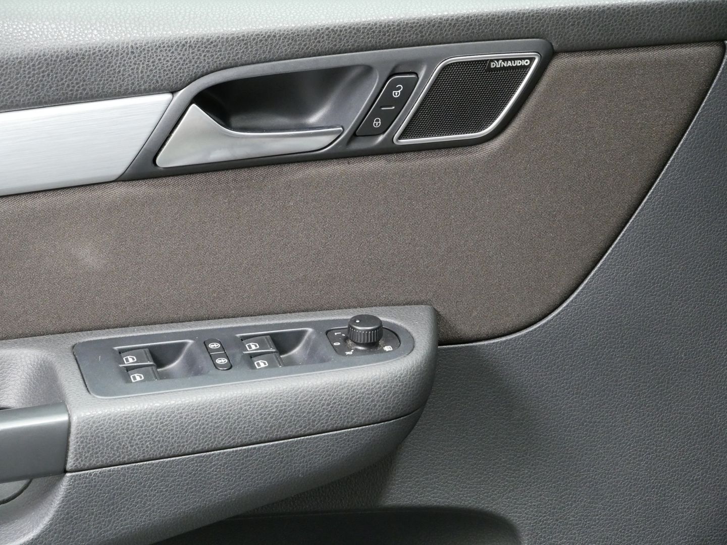 Volkswagen Sharan 2.0 TDI/125kW/DSG/DYNAUDIO/NAVI/EL.VÍKO+DVEŘE/NAVI
