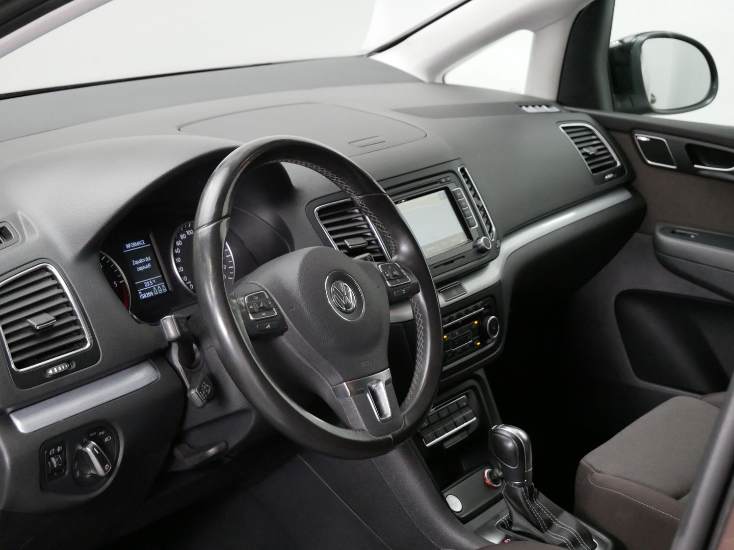 Volkswagen Sharan 2.0 TDI/125kW/DSG/DYNAUDIO/NAVI/EL.VÍKO+DVEŘE/NAVI