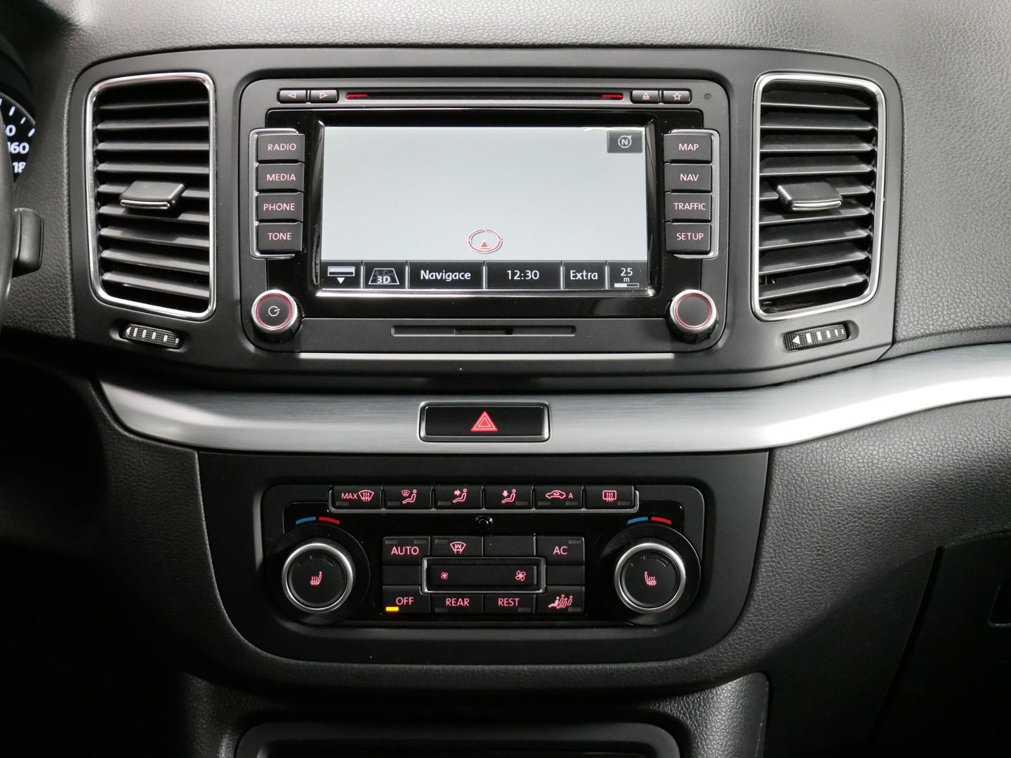 Volkswagen Sharan 2.0 TDI/125kW/DSG/DYNAUDIO/NAVI/EL.VÍKO+DVEŘE/NAVI