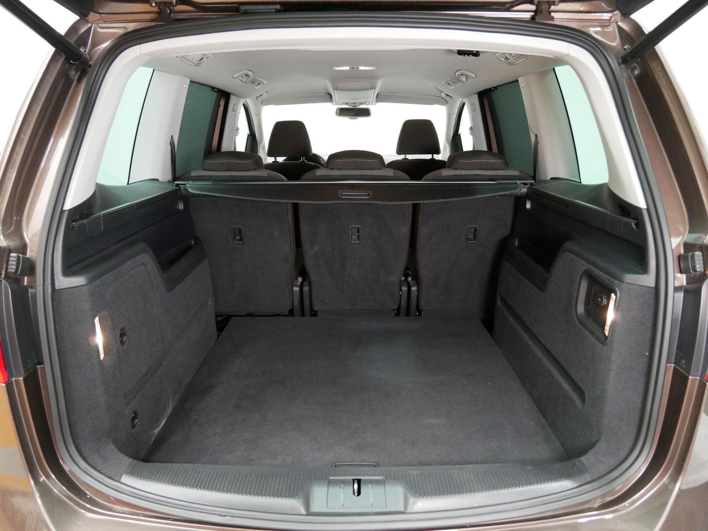Volkswagen Sharan 2.0 TDI/125kW/DSG/DYNAUDIO/NAVI/EL.VÍKO+DVEŘE/NAVI