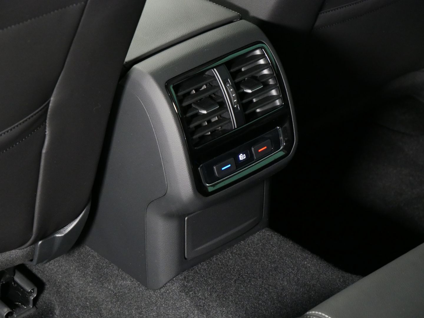 Volkswagen Passat 2.0TDI/140kW/DSG/WEBASTO/TAŽNÉ/DPH
