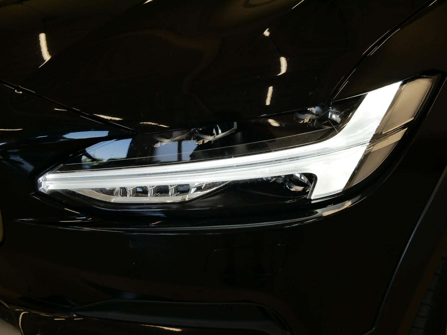 Volvo V90 D4 140kW AUT AWD Cross Country