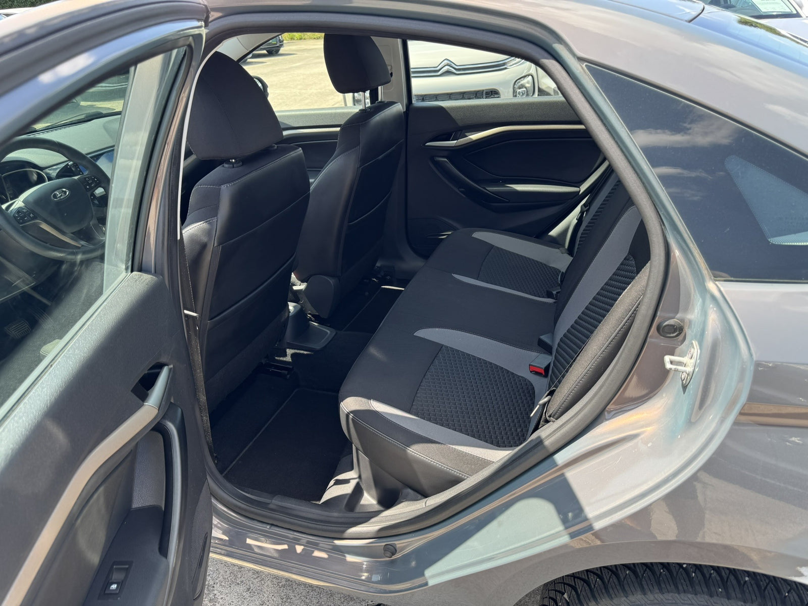 Lada Vesta 1.6i 78 kW Automat – foto 8