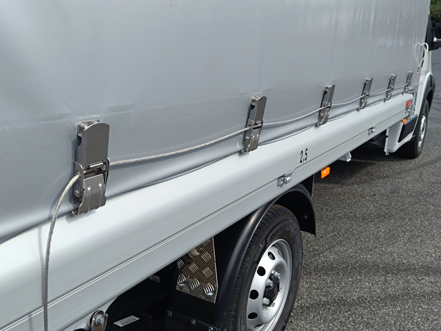 Fiat Ducato Maxi Kabina 2,2 MTJ 180k 35 L4 Podvozek + valník s plachtou 8 palet