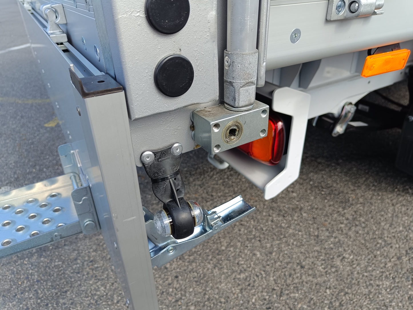 Fiat Ducato Maxi Kabina 2,2 MTJ 180k 35 L4 Podvozek + valník s plachtou 8 palet