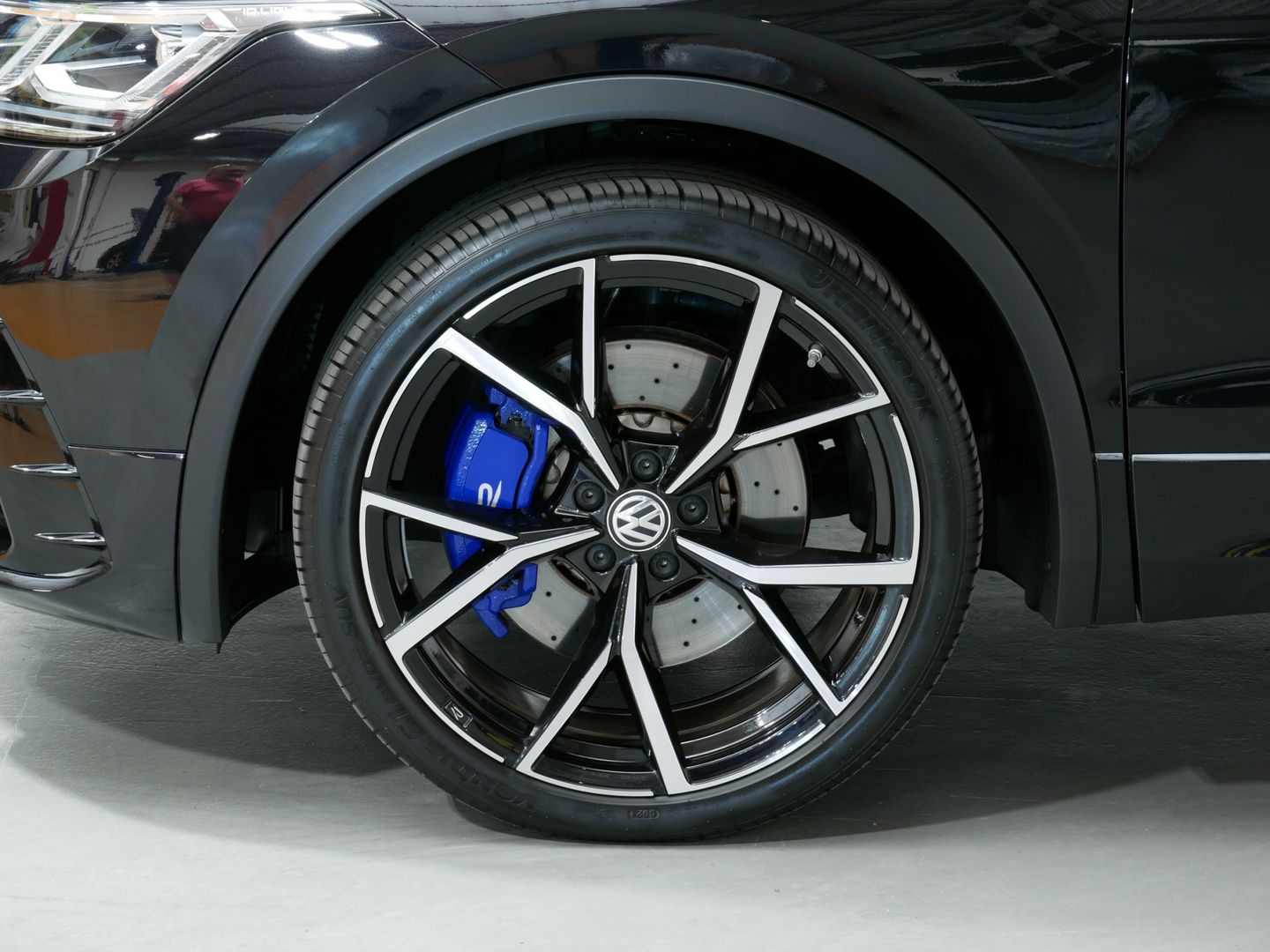 Volkswagen Tiguan "R" 2.0 TSI/235kW/DSG/4M/AKRAPOVIČ/TAŽNÉ/DPH