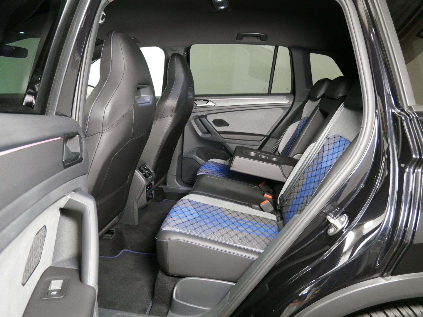 Volkswagen Tiguan "R" 2.0 TSI/235kW/DSG/4M/AKRAPOVIČ/TAŽNÉ/DPH